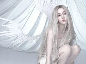 8 Foto Pemotretan Dilraba Dilmurat yang Viral, Dijuluki Bidadari Jongkok
