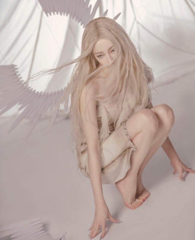 Tak lama setelah itu pose bidadari jongkok jadi viral di media sosial. Banyak orang bahkan mencoba untuk meniru pose yang disebut hanya bisa dilakukan orang Asia tersebut. Foto: Dok. Weibo LOFFICIEL