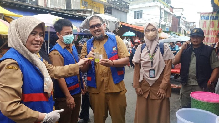 Dinkes Makassar mengecek kandungan berbahaya pada takjil di pasaran.