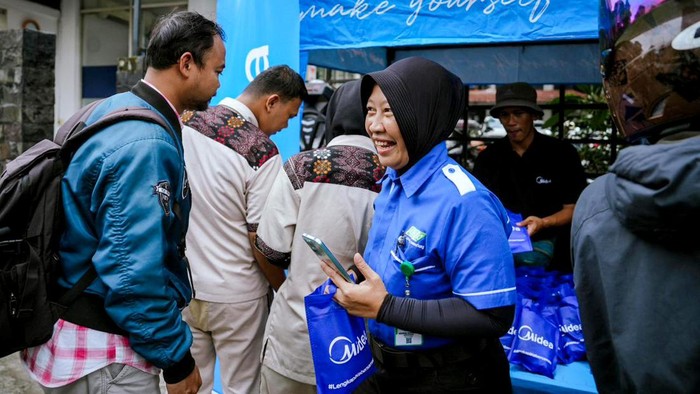 Distribusikan Ribuan Paket Takjil Gratis di Jabodetabek Melengkapi kebersamaan Buka Puasa, Midea Electronics Indonesia hadir lebih dekat dengan mendistribusikan ribuan takjil gratis. Ini potretnya.