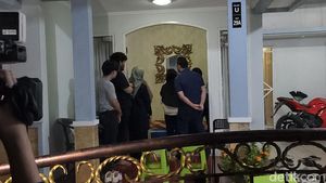 Suasana di Rumah Duka Donny Kesuma