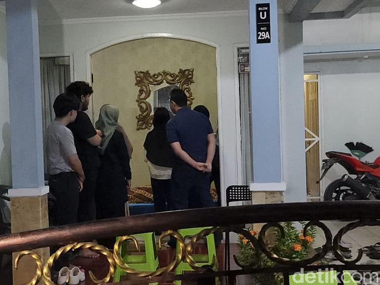 Suasana di Rumah Duka Donny Kesuma
