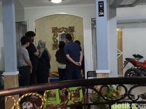 Suasana di Rumah Duka Donny Kesuma