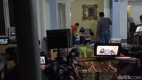 Kronologinya, menuju 16 Maret itu dia udah lama merasa sakit ke arah mau dirawat, tapi papa bilang dia masih bisa di rumah. Sempat beberapa hari dirawat dan alhamdulillah sudah boleh pulang. Sekitar 3 minggu sampai sebulan di rumah, tapi kemudian tidak enak badan lagi dan dibawa ke RS Carolus di Salemba, kata Ghassani Kesuma kepada media lewat panggilan video pada Minggu (17/3/2024). Foto: Desi Puspasari/detikHOT