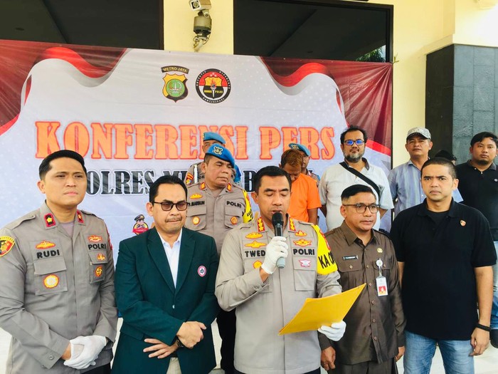 dr Ingwy alias Sunaryanto ditangkap polisi, orangnya ada di belakang jajaran pejabat polisi di foto ini, berbaju oranye. (Dok Polres Metro Bekasi)