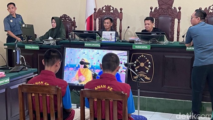 Dua terdakwa penganiaya Bintang saat menjalani sidang di PN Kediri