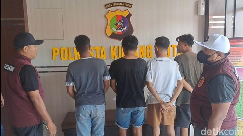 Empat pengeroyok anggota TNI Pratu YMHH saat berada di Mapolresta Kupang Kota, NTT. (Yufengki Bria/detikBali)