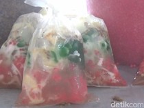 Es Mang Dolay yang Segarnya Bikin Warga Purwakarta Rela Antre