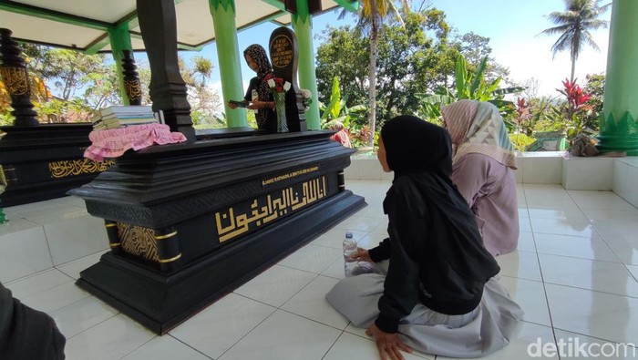 Fans ziarah ke makam Nike Ardilla di Ciamis.