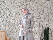Vebby Palwinta Sibuk Jadi Pengusaha dan Urus Anak-anak Vebby Palwinta Sibuk Jadi Pengusaha dan Urus Anak-anak