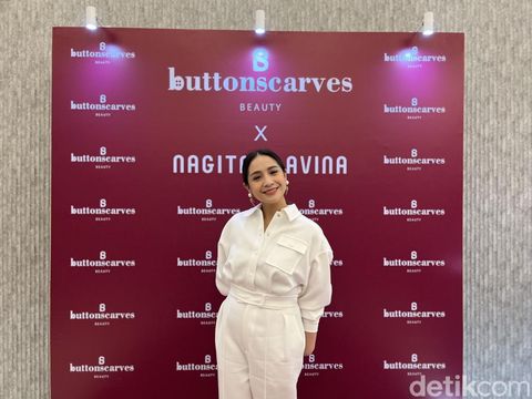 Foto Nagita Slavina saat acara peluncuran Buttonscarves Beauty x Nagita Slavina Eau De Parfume collaboration, Scents & Serenity di Dream Dates Senopati (18/3/2024)