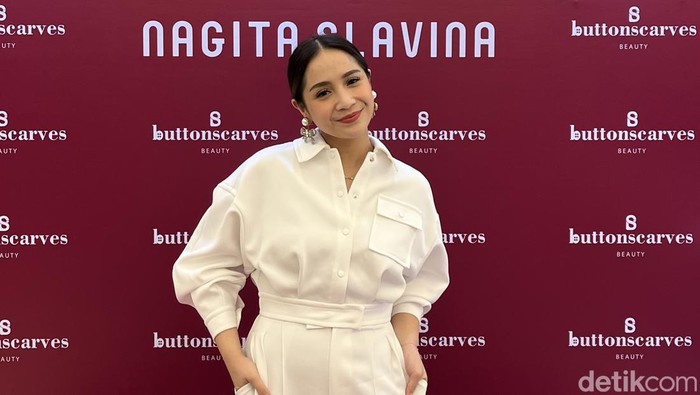 Foto Nagita Slavina saat acara peluncuran Buttonscarves Beauty x Nagita Slavina Eau De Parfume collaboration, 
Scents & Serenity di Dream Dates Senopati (18/3/2024)
