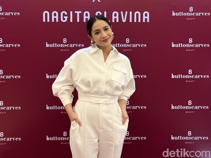 Foto Nagita Slavina saat acara peluncuran Buttonscarves Beauty x Nagita Slavina Eau De Parfume collaboration, 
Scents & Serenity di Dream Dates Senopati (18/3/2024)