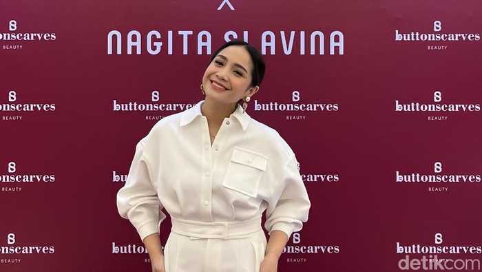 Foto Nagita Slavina saat acara peluncuran Buttonscarves Beauty x Nagita Slavina Eau De Parfume collaboration, 
Scents & Serenity di Dream Dates Senopati (18/3/2024)