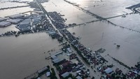 Foto udara kondisi jalur utama pantura Demak-Kudus yang terendam banjir di Kecamatan Karanganyar, Kabupaten Demak, Jawa Tengah, Senin (18/3/2024).  