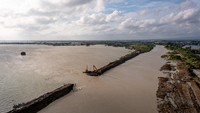 Foto udara pekerja mengoperasikan mesin pengeruk (excavator) guna menutup tanggul Sungai Wulan yang jebol di Desa Ketanjung, Kecamatan Karanganyar, Kabupaten Demak, Jawa Tengah, Senin (18/3/2024). Perbaikan tanggul sungai tersebut ditargetkan elesai dalam 5-7 hari ke depan dengan pengoperasian lima unit mesin pengeruk serta dibantu prajurit TNI Yonzipur 4/TK Semarang dan Kodim 0716/Demak sebagai upaya mempercepat penanganan banjir yang kembali melanda Kabupaten Demak.  