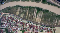Foto udara permukiman warga terendam banjir di samping Sungai Wulan yang tanggulnya jebol di permukiman yang terendam banjir di Desa Ketanjung, Kecamatan Karanganyar, Kabupaten Demak, Jawa Tengah, Senin (18/3/2024).