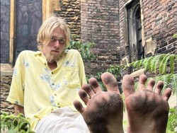 Pria Menganut Gaya Hidup Nyeker, Kini Jual Foto Kaki Kotor di OnlyFans