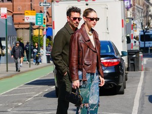 Gigi Hadid dan Bradley Cooper Pamer Kemesraan, Ciuman Saat Liburan di Italia