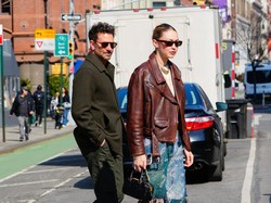 Bradley Cooper & Gigi Hadid Tertangkap Ciuman Saat Nonton Konser Taylor Swift