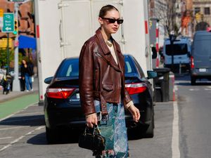 Foto: 8 Sneakers Terpopuler di Kalangan Selebriti, Gigi Hadid-Kendall Jenner
