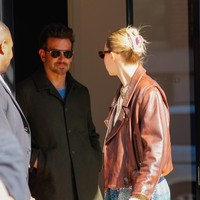 Sementara Bradley mengenakan jaket hijau army yang senada dengan celananya. Keduanya pun tak segan menunjukkan kedekatan mereka. Foto: GC Images/Gotham via Getty Images