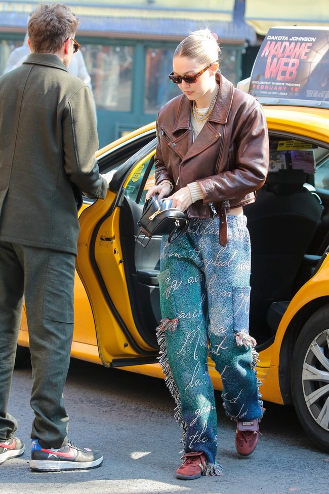 Setelah selesai makan, keduanya tampil bersama. Gigi dan Bradley pulang dan pergi menggunakan taksi. Foto: GC Images/Gotham via Getty Images