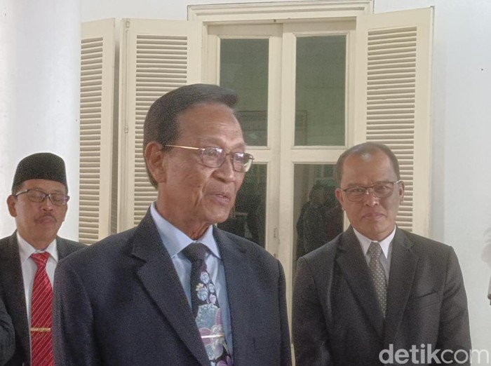 Gubernur DIY Sri Sultan Hamengku Buwono (HB) X didampingi Sekda DIY Beny Suharsono (kanan) saat ditemui di Kantor DPRD DIY, Kota Jogja, Selasa (19/3/2024).