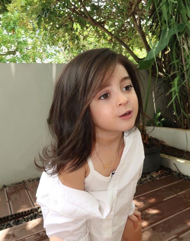 Lahir pada 1 November 2021, baby Guzel kini berusia 2 tahun. Semakin besar, Guzel terlihat semakin cantik. Ditambah dengan potongan rambut barunya, penampilan anak Ali dan Margin itu banjir pujian netizen. Foto: Instagram/@marginw