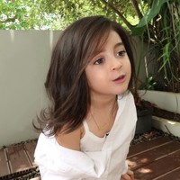 Lahir pada 1 November 2021, baby Guzel kini berusia 2 tahun. Semakin besar, Guzel terlihat semakin cantik. Ditambah dengan potongan rambut barunya, penampilan anak Ali dan Margin itu banjir pujian netizen. Foto: Instagram/@marginw