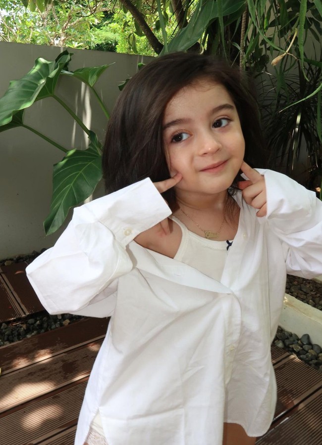 Sang mama tampaknya juga senang mendandani anaknya, membuatnya semakin terlihat cantik dan stylish. Seperti gayanya yang satu ini saat mengenakan kemeja putih oversized. Foto: Instagram/@marginw