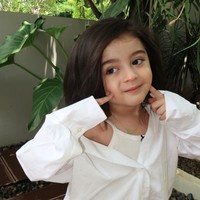 Sang mama tampaknya juga senang mendandani anaknya, membuatnya semakin terlihat cantik dan stylish. Seperti gayanya yang satu ini saat mengenakan kemeja putih oversized. Foto: Instagram/@marginw