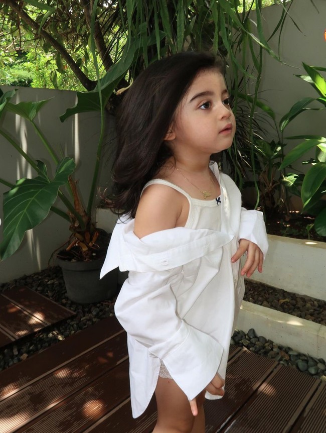 Punya darah keturunan Arab dan Pakistan dari kedua orangtuanya, tak heran jika baby Guzel memiliki hidung mancung dan bulu mata yang panjang serta lentik. Walaupun masih kecil namun baby Guzel sudah memiliki banyak penggemar. Foto: Instagram/@marginw