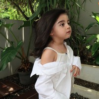 Punya darah keturunan Arab dan Pakistan dari kedua orangtuanya, tak heran jika baby Guzel memiliki hidung mancung dan bulu mata yang panjang serta lentik. Walaupun masih kecil namun baby Guzel sudah memiliki banyak penggemar. Foto: Instagram/@marginw