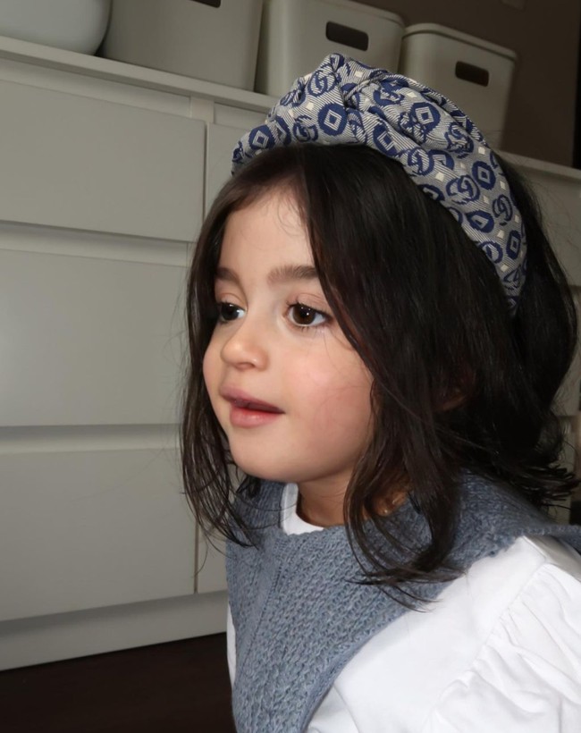 Tak sedikit yang menyebut jika baby Guzel terlihat seperti boneka hidup. “Bonekaaa bgt masyaAllah,” komentar salah seorang netizen. “MasyaAllah gmesss bgtt,” tambah netizen lain. Foto: Instagram/@marginw