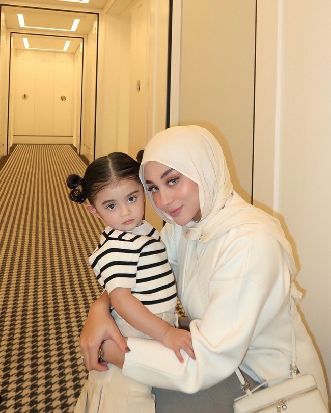 Potret baby Guzel bersama sang mama. Kompak mengenakan pakaian senada, Guzel dan Margin terlihat sama-sama cantik. Foto: Instagram/@marginw