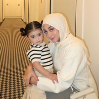 Potret baby Guzel bersama sang mama. Kompak mengenakan pakaian senada, Guzel dan Margin terlihat sama-sama cantik. Foto: Instagram/@marginw