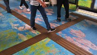 Hiasan warna-warni di halte tersebut terinspirasi dari pelukis Prancis Claude Monet. 