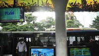 Tampilan baru halte ini menjadi spot foto baru untuk penumpang. 