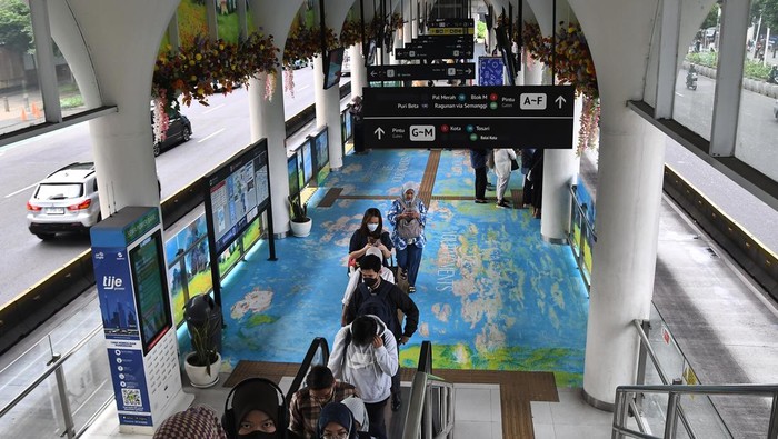 Seorang penumpang turun dari bus Transjakarta di Halte Dukuh Atas, Sudirman, Jakarta, Senin (18/3/2024). Hiasan warna-warni di halte tersebut terinspirasi dari pelukis Prancis Claude Monet dan menjadi spot foto baru untuk penumpang. ANTARA FOTO/ Fakhri Hermansyah/aww.