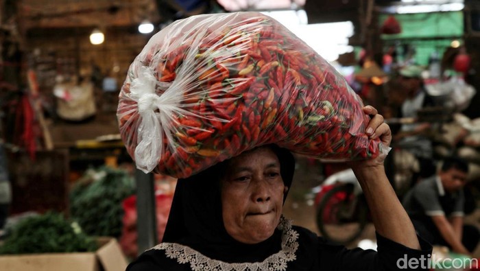 Sejumlah pedagang menjual cabai di kawasan Pasar Kramat Jati, Selasa (19/3/2024).