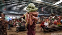 Harga cabai yang sempat naik tersebut disebabkan oleh musim hujan yang membuat gagal panen hingga pasokannya menjadi sedikit. Sementara itu permintaan tinggi selama bulan Ramadan.