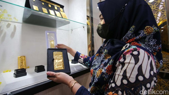 Pekerja tengah memperlihatkan logam mulia emas di Galeri Pegadaian, Jakarta, Selasa (19/3/2024). Harga emas hari ini naik Rp 6.000 per gram dan berada di level Rp 1.199.000 per gram.