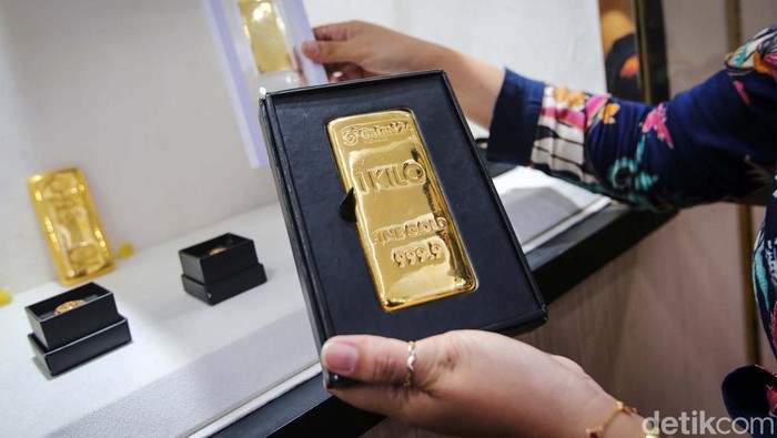 Pekerja tengah memperlihatkan logam mulia emas di Galeri Pegadaian, Jakarta, Selasa (19/3/2024). Harga emas hari ini naik Rp 6.000 per gram dan berada di level Rp 1.199.000 per gram.