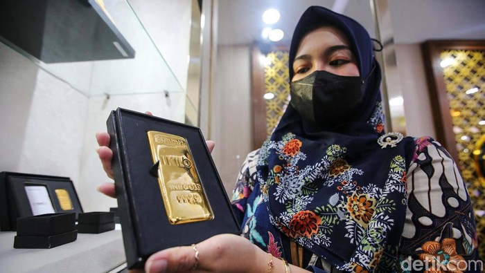 Pekerja tengah memperlihatkan logam mulia emas di Galeri Pegadaian, Jakarta, Selasa (19/3/2024). Harga emas hari ini naik Rp 6.000 per gram dan berada di level Rp 1.199.000 per gram.