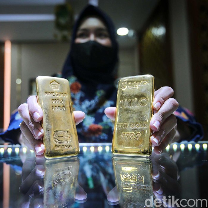 Pekerja tengah memperlihatkan logam mulia emas di Galeri Pegadaian, Jakarta, Selasa (19/3/2024). Harga emas hari ini naik Rp 6.000 per gram dan berada di level Rp 1.199.000 per gram.