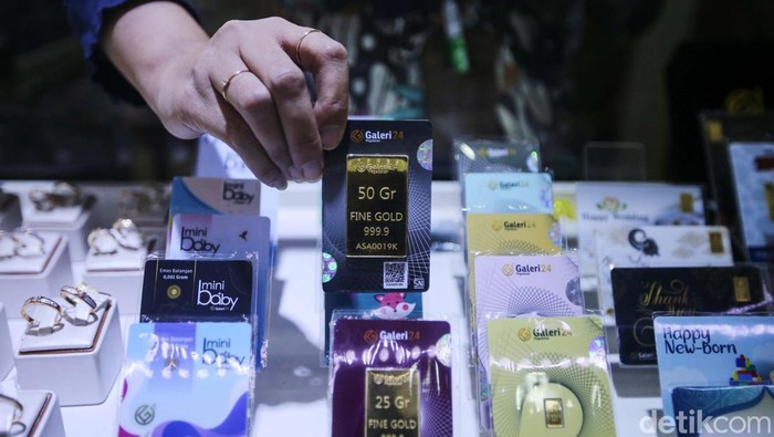 Pekerja tengah memperlihatkan logam mulia emas di Galeri Pegadaian, Jakarta, Selasa (19/3/2024). Harga emas hari ini naik Rp 6.000 per gram dan berada di level Rp 1.199.000 per gram.