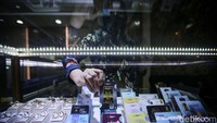 Sementara harga emas hari ini untuk buyback emas Antam juga ikut mengalami kenaikan sebesar Rp 6.000 per gram dan membuatnya berada di level Rp 1.091.000 per gram. Harga buyback ini berarti jika Anda ingin menjual emas, maka Antam akan membelinya dengan harga tersebut.