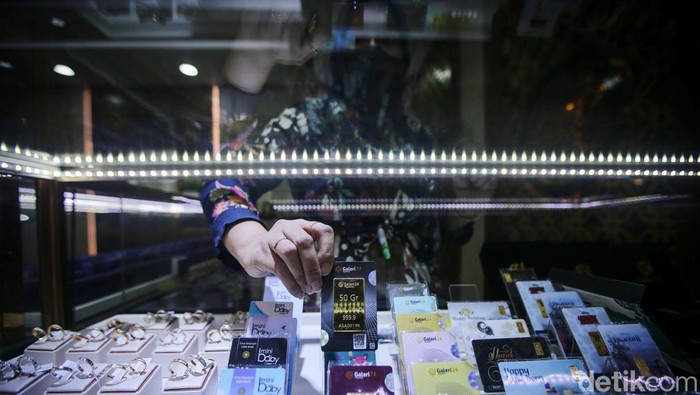 Pekerja tengah memperlihatkan logam mulia emas di Galeri Pegadaian, Jakarta, Selasa (19/3/2024). Harga emas hari ini naik Rp 6.000 per gram dan berada di level Rp 1.199.000 per gram.
