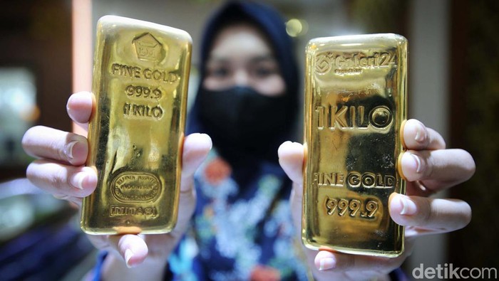 Pekerja tengah memperlihatkan logam mulia emas di Galeri Pegadaian, Jakarta, Selasa (19/3/2024). Harga emas hari ini naik Rp 6.000 per gram dan berada di level Rp 1.199.000 per gram.